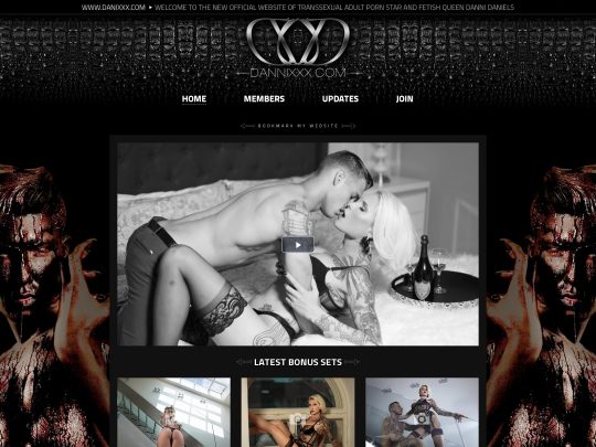 Обзор DanniXXX, сайта, который является одним из многих популярных сайтов транс-порнозвезд.